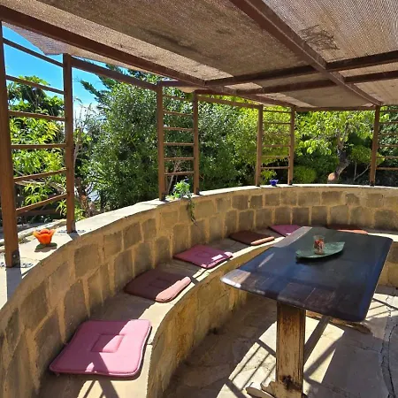 Secluded Garden Apartman Tála