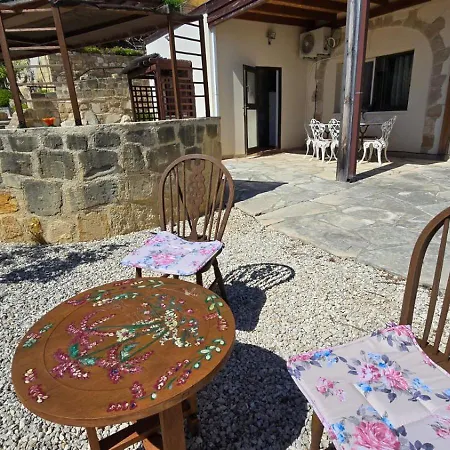 Secluded Garden Apartman